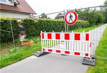 Vechta: Die Wiesen rund um ein Regenrückhaltebecken waren auch nach der Entwarnung am Mittag noch abgesperrt.