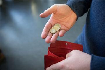 Das Geld im Portemonnaie der Gemeinde Loxstedt wird knapper, sie muss neue Schulden machen. Hebt der Kreis die Kreisumlage an, könnte sich die Finanzlage der Kommune weiter verschlechtern. 