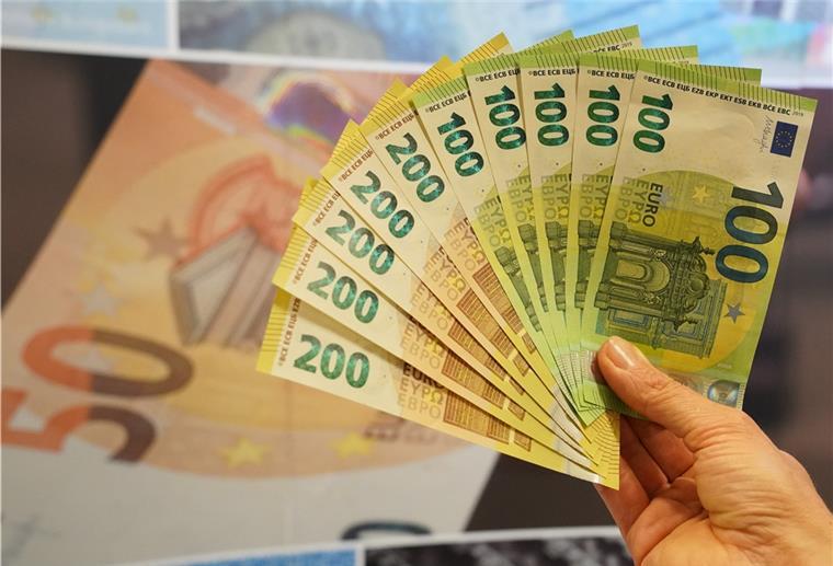 Ein Fächer mit neuen 100- und 200-Euro-Banknoten im Eurosystem.