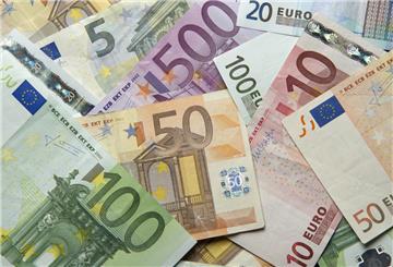 Das Geld soll bis zum letzten Tag des Vormonats auf dem Konto sein.