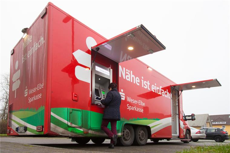 Geld auf Rädern: Bus der Wespa kommt im Cuxland gut an Das Geldmobil der Weser-Elbe Sparkasse im Cuxland: Draußen gibt es einen Geldautomaten, im Inneren des Sparkassenbusses können Kunden Geld einzahlen und Kontoauszüge drucken.