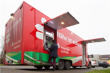 Das Geldmobil der Weser-Elbe Sparkasse im Cuxland: Draußen gibt es einen Geldautomaten, im Inneren des Sparkassenbusses können Kunden Geld einzahlen und Kontoauszüge drucken.