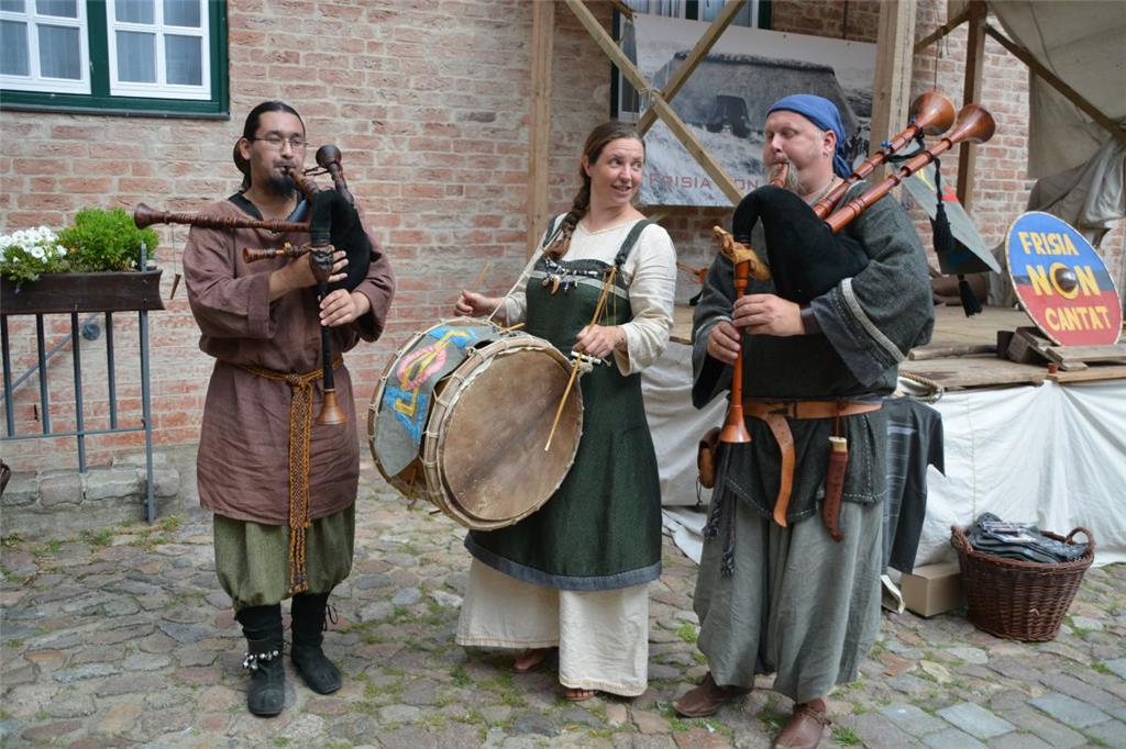 Das gemeine Volk will unterhalten sein. Dudelsack und Trommelklang von &quot;Fri...