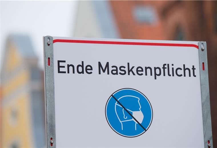 "Ende Maskenpflicht" steht auf einem Schild in der Altstadt von Stralsund. 