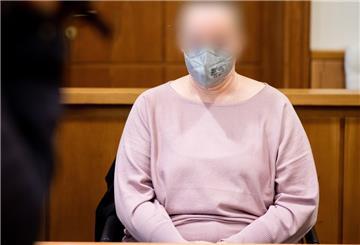 Die angeklagte Krankenschwester sitzt vor Prozessbeginn in einem Saal im Landgericht