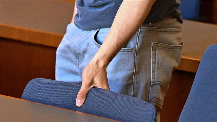 Junger Mann wegen Zwangsprostitution verurteilt Das Gericht verurteilte den heute 21-Jährigen zu einer Jugendstrafe von neun Monaten, die zur Bewährung ausgesetzt wurde. (Archivbild)