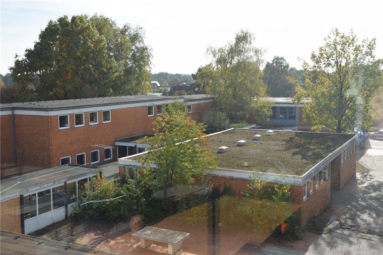Das gesamte Ensemble von Schulgebäuden an der Ecke Lühnenfeld/Kanalstraße in Zeven – unser Foto zeigt den alten Hauptschul-Trakt – soll im kommenden Frühjahr abgerissen werden. Nur die Turnhalle bleibt stehen, um auch weiterhin von den Jungen und Mädchen aus den benachbarten Grundschule genutzt zu werden. Das gesamte Areal wird komplett abgeräumt. Was mit dem unterirdischen Blockheizkraftwerk passiert, wird derzeit noch von Experten der Stadtwerke Zeven geprüft