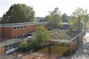 Das gesamte Ensemble von Schulgebäuden an der Ecke Lühnenfeld/Kanalstraße in Zeven – unser Foto zeigt den alten Hauptschul-Trakt – soll im kommenden Frühjahr abgerissen werden. Nur die Turnhalle bleibt stehen, um auch weiterhin von den Jungen und Mädchen aus den benachbarten Grundschule genutzt zu werden. Das gesamte Areal wird komplett abgeräumt. Was mit dem unterirdischen Blockheizkraftwerk passiert, wird derzeit noch von Experten der Stadtwerke Zeven geprüft