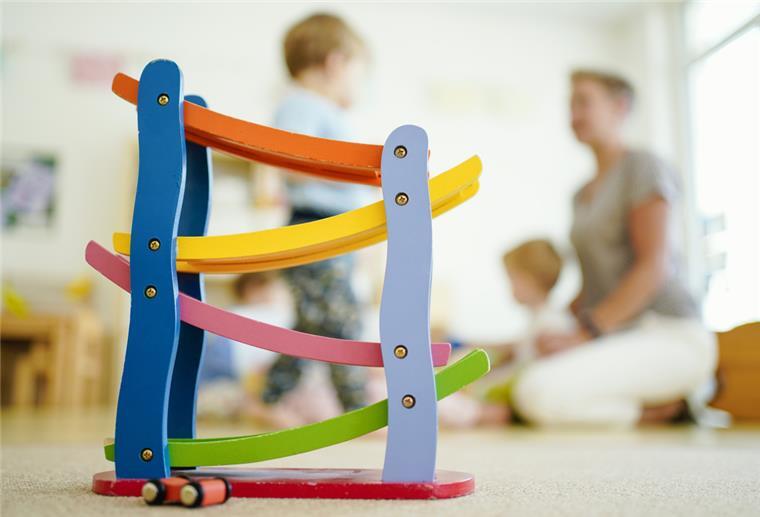 Geestland: Neue Ideen für mehr Fachkräfte in Kitas gefragt Betreuungspersonal im Kindergarten. Foto Anspach/dpa