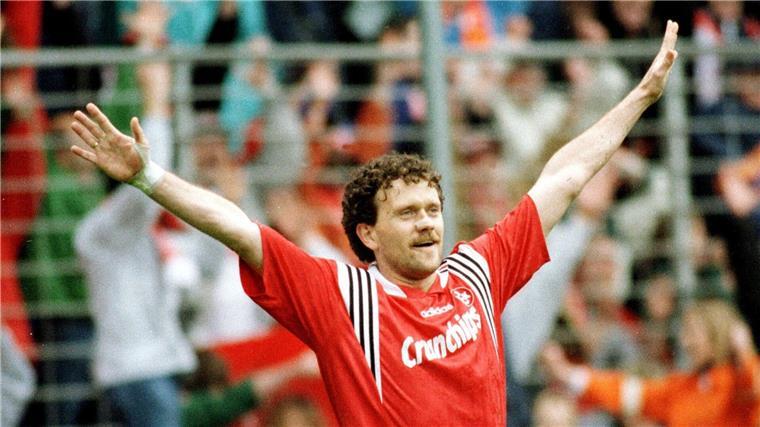 Comeback der Nasenpflaster: Hokuspokus oder Wunderwaffe? Das Gesicht des Nasenpflasters: Olaf Marschall 1998 im Kaiserslautern-Trikot.