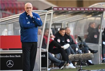 Das Gesicht spricht Bände: Schalkes Trainer Christian Gross.