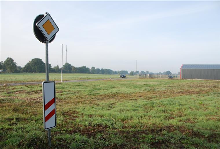 Verkehrsschild an einer grünen, unbebauten Fläche.