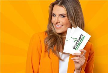 Laura Wontorra hält IKEA-Einrichtungsgutscheine in der Hand