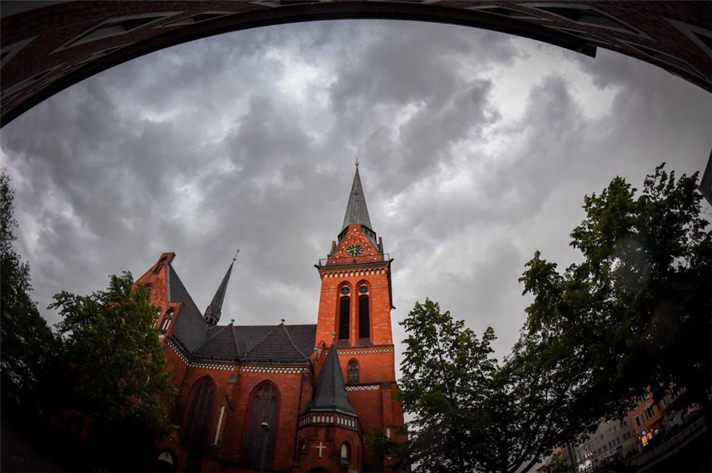 Das Gewitter zieht an der Pauluskirche auf. Foto: Scheschonka