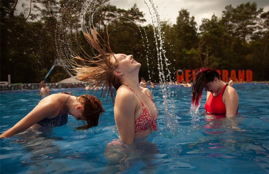Das gibt es sonst nur im Freibad: Madita, Maj und Fenja genießen den 22 Grad Cel...