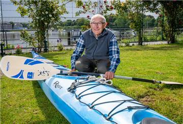 Das Globus-Abzeichen für die symbolische Weltumrundung hat Ewald Kieck vom Verein „Frohe Fahrt“ schon seit 2003. Jetzt wurde der 90-jährige, immer noch aktive Paddler erneut ausgezeichnet