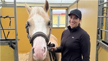 Ein goldenes Pony mit Ihrer Besitzerin.