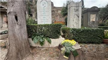 Das Grab von Goethes Sohn August in Rom wurde zum 195. Todestag restauriert - aber sein Vorname fehlt immer noch.