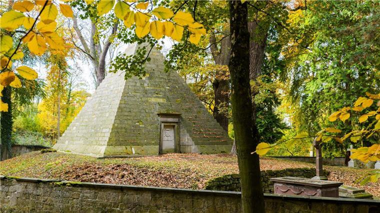 Warum steht eine Pyramide in einem niedersächsischen Wald? Das Grabmal liegt an einem Wanderweg rund um das Schloss Derneburg.