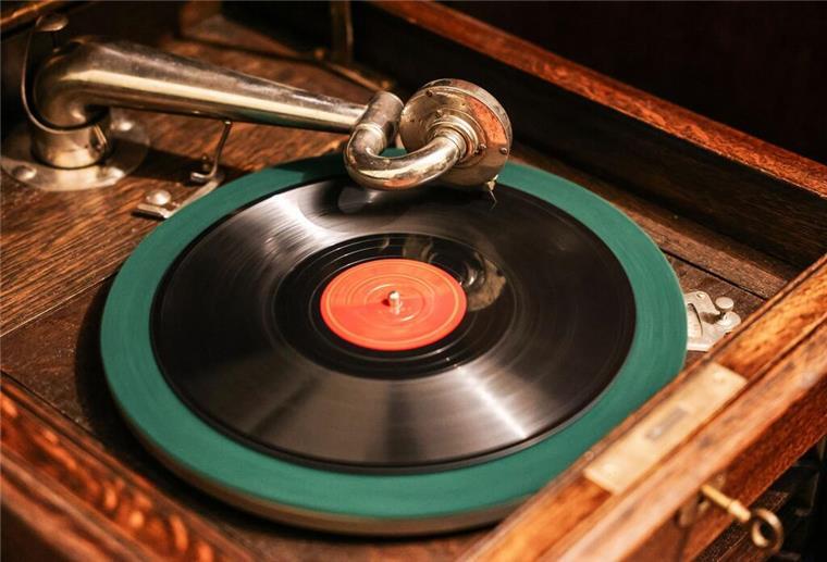 Das Grammofon von 1917 hat einen fantastischen Klang fast ohne Nebengeräusche - allerdings muss man nach jeder Platte die Nadel austauschen.