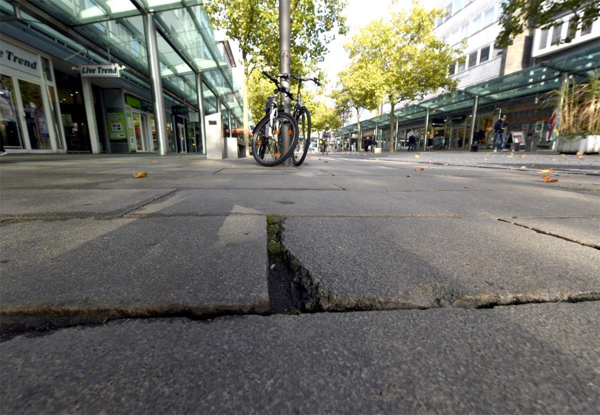 Das Granitpflaster in der Fußgängerzone ist überall stark beschädigt. Für eine Sanierung steht kein Geld zur Verfügung.  Foto Scheer