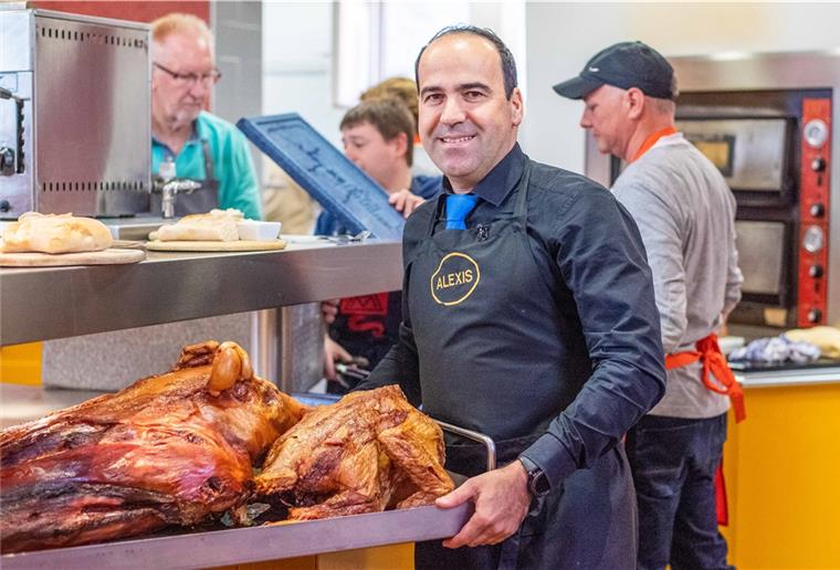 Das großes Osteressen für bedürftige Menschen - das Bild aus dem Vorjahr zeigt Alexis Vaiou in der Theo - fällt aus.