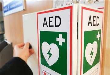Das grüne Herz und die Abkürzung AED weisen darauf hin: hier ist ein Defibrillator zu finden.