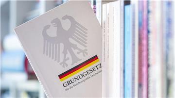Das Grundgesetz steht für die freiheitlich-demokratische Grundordnung, zu der sich Beamtinnen und Beamte verpflichten müssen. (Symbolbild)