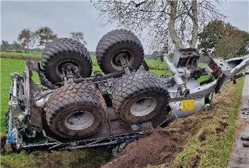 Das Güllefass kippte bei dem Unfall um.