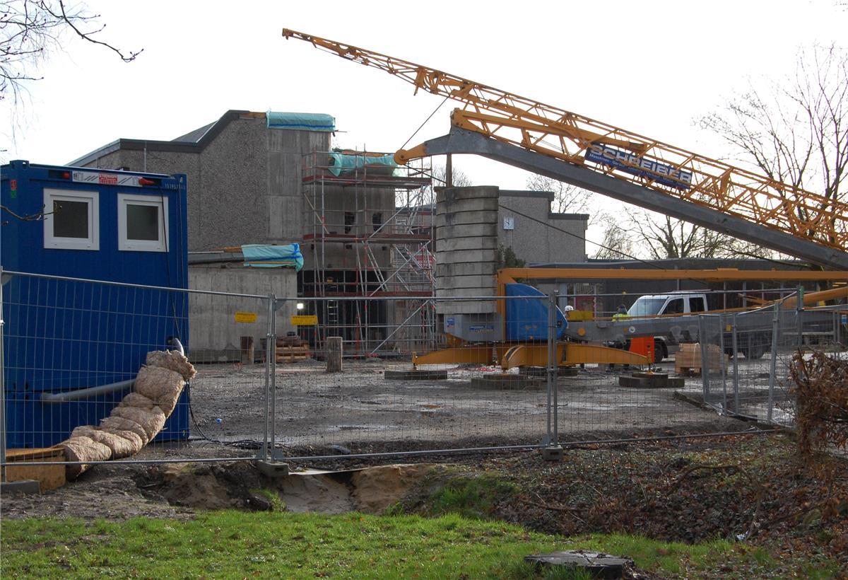 Gymnasium Brake bekommt neuen Anbau Das Gymnasium bekommt einen Anbau. Im Erdgeschoss beherbergt er künftig einen Physikraum, im Obergeschoss Unterrichtsräume.