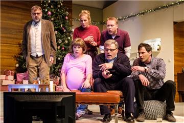 Das Hamburger Ohnsorg-Theater kommt mit "All Johr wedder – Schöne Bescherungen" (Komödie von  Alan Ayckbourn) nach Bremerhaven (von links): Oskar Ketelhut in der Rolle des Bernhard (Félis Mann), Vivien Mahler als Patrizia (Eddis Frau), Birthe Gerken als Linda, Till Huster als Harry, Erkki Hopf als Edgar ("Eddi") und Markus Frank als Niko.