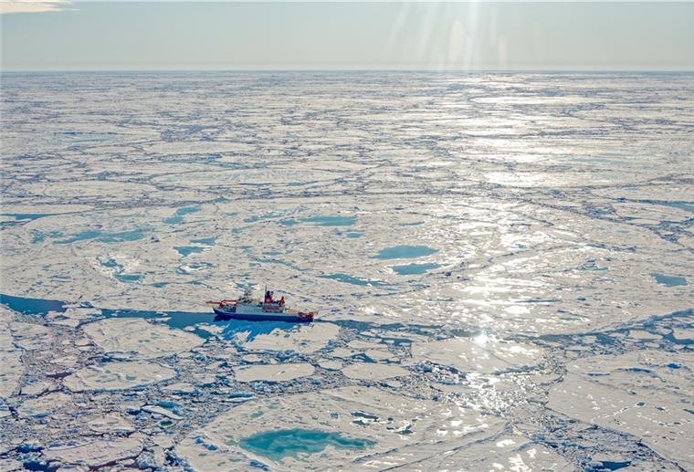 Forschungseisbrecher Polarstern auf der MOSAiC-Expedition im arktischen Eis
