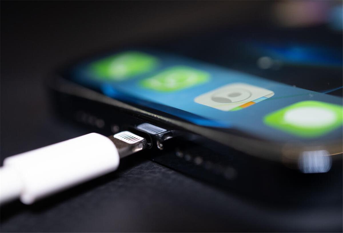 Handy richtig laden: 6 Tipps, um den Akku zu schonen Das Handy richtig zu laden, ist gar nicht so einfach.