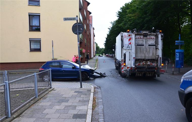 Autofahrer rammt Müllwagen in Geestemünde Das hat nicht funktioniert: Beim Abbiegen gerät ein Autofahrer gegen einen Müllwagen.