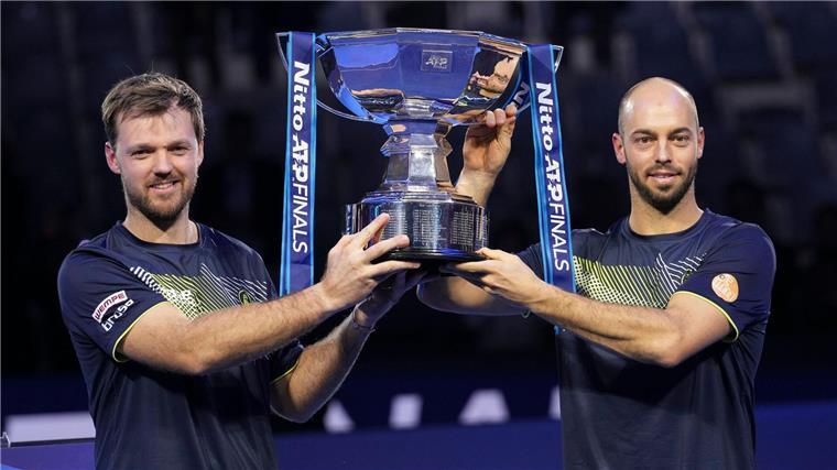 „Sensationell“ - Krawietz/Pütz feiern historischen Titel Das hat noch nie ein deutsches Doppel geschafft: Kevin Krawietz (l) und Tim Pütz (r) gewinnen das Saisonfinale.