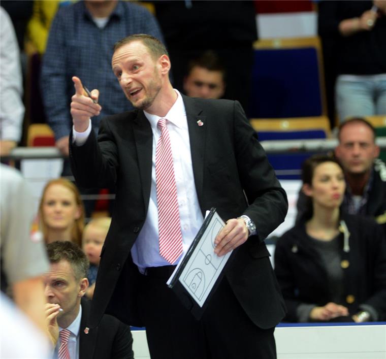 Auch mit Arne Woltmann spielen die Eisbären wie ein Abstiegskandidat Das hatte sich Arne Woltmann sicher anders vorgestellt. Der neue Eisbären-Trainer sah in Jena eine schwache Leistung seiner Mannschaft. Foto Jena