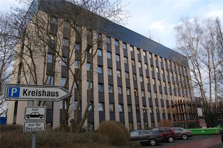 Brake: Kreishaus präsentiert sich in neuer Optik Das Hauptgebäude des Kreishauses in Brake präsentiert sich in neuer Optik.