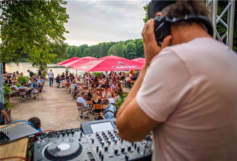 DJ Frank Koopmann legt am See auf Das "Haus am See" hat zur "House am See-Party" in den Speckenbütteler Park eingeladen. Die Gäste genossen das Ambiente . Der Bremer-DJ Frank Koopmann legte auf.