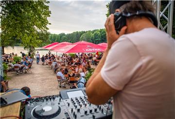 Das "Haus am See" hat zur "House am See-Party" in den Speckenbütteler Park eingeladen. Die Gäste genossen das Ambiente . Der Bremer-DJ Frank Koopmann legte auf.