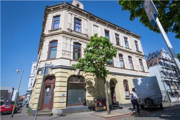 Das Haus an der Wülbernstraße 25 ist jetzt geräumt worden, die Bewohner haben andere Wohnungen gefunden. Die benachbarte Brandruine muss bis Ende der Woche abgerissen werden.