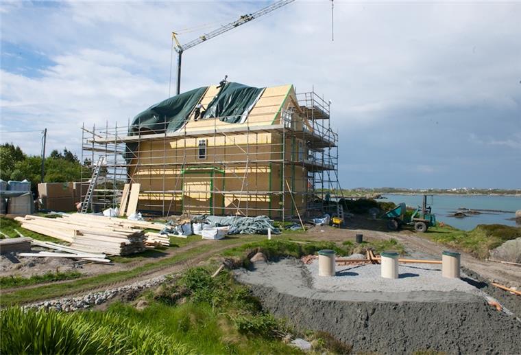Sellstedter Unternehmen sorgt für Furore in Irland Haus mit Gerüst und Kran