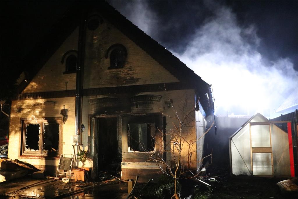 Das Haus brennt komplett aus.