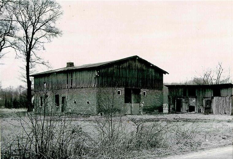Von den Bockelern erfährt die Gestapo nichts Dieses Foto aus der Nachkriegszeit zeigt das Gebäude, in dem Familie Abraham in Bockel unterkam und dem Holocaust entging. Das Haus wurde Anfang der 1960er Jahre abgerissen.