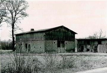 Dieses Foto aus der Nachkriegszeit zeigt das Gebäude, in dem Familie Abraham in Bockel unterkam und dem Holocaust entging. Das Haus wurde Anfang der 1960er Jahre abgerissen.