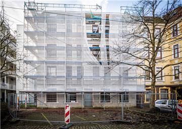 Das Haus Uhlandstraße 25 ist gerade eingerüstet. Die Stäwog saniert es. Wenn es einmal fertig ist, will sich im Erdgeschoss das Starthaus einmieten. 