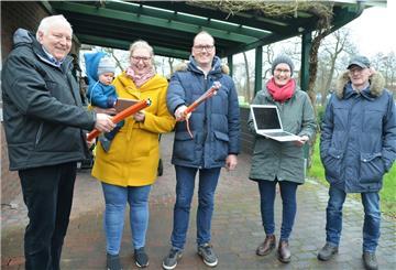 Das Haus von Katharina und Sönke Mahlstedt (2. und 3. von links) in Elmlohe-Marschkamp ist das erste in der Stadt Geestland, das an die Datenautobahn angeschlossen ist. Mit der Familie freuen sich Projektleiter Wilfried Stindt (links), Ortsbürgermeisterin Bente Bronsema und Heiko Ullrich von der Stadt Geestland.