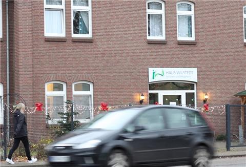 Das „Haus Wilstedt“ am Donnerstagmittag. Von außen wirkt die Pflegeeinrichtung wie immer, doch drinnen herrscht Ausnahmezustand. 36 Bewohner und fünf Angestellte sind mit dem Coronavirus infiziert.