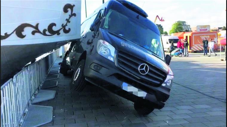 Das Heck der "Mir" schert aus und trifft in Bremerhaven einen Kleintransporter.