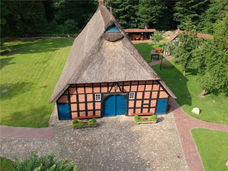 Das Heimathaus Wachholz aus der Luft gesehen: Hier finden zahlreiche Veranstaltungen statt.