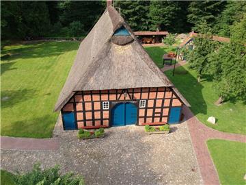 Das Heimathaus Wachholz aus der Luft gesehen: Hier finden zahlreiche Veranstaltungen statt.